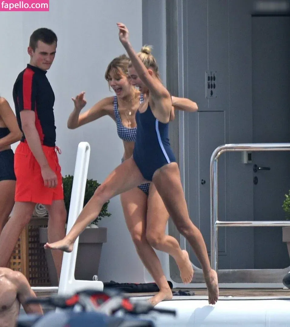 Hailey Bieber Onlyfans Photo Gallery 