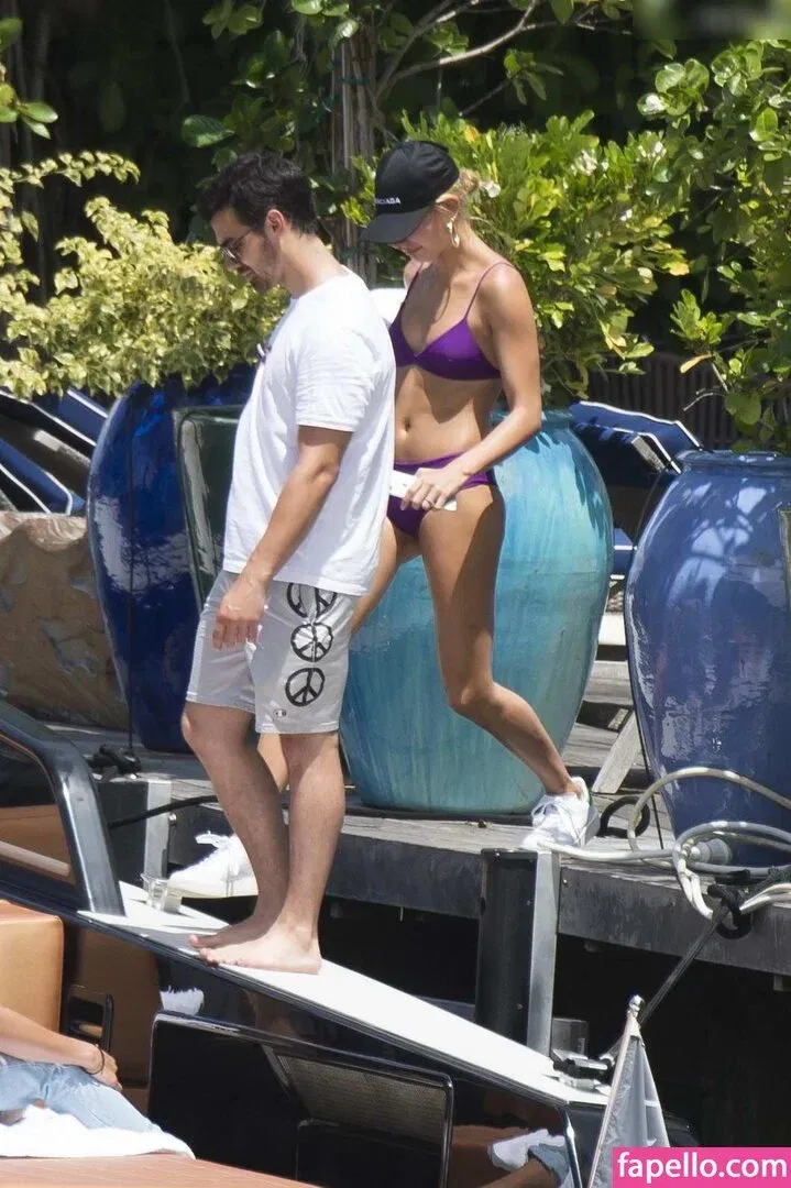 Hailey Bieber Onlyfans Photo Gallery 