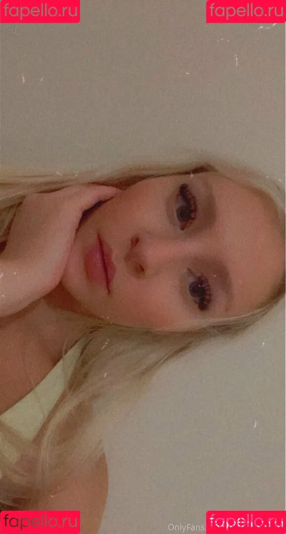 freshmanblondie18 Onlyfans Photo Gallery 