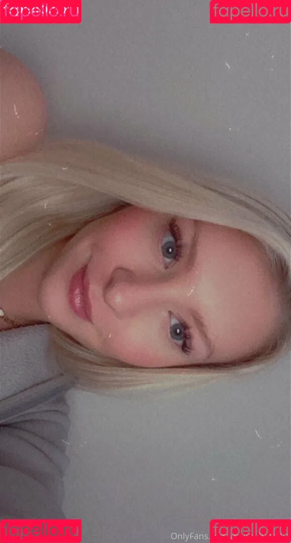 freshmanblondie18 Onlyfans Photo Gallery 