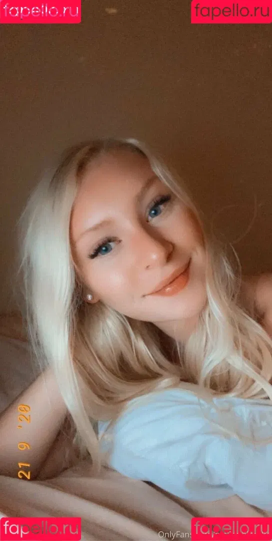 freshmanblondie18 Onlyfans Photo Gallery 
