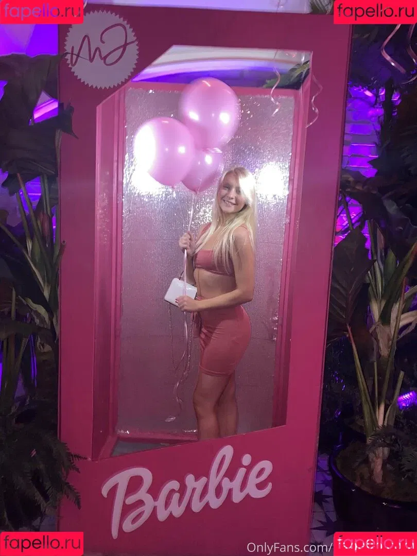 freshmanblondie18 Onlyfans Photo Gallery 