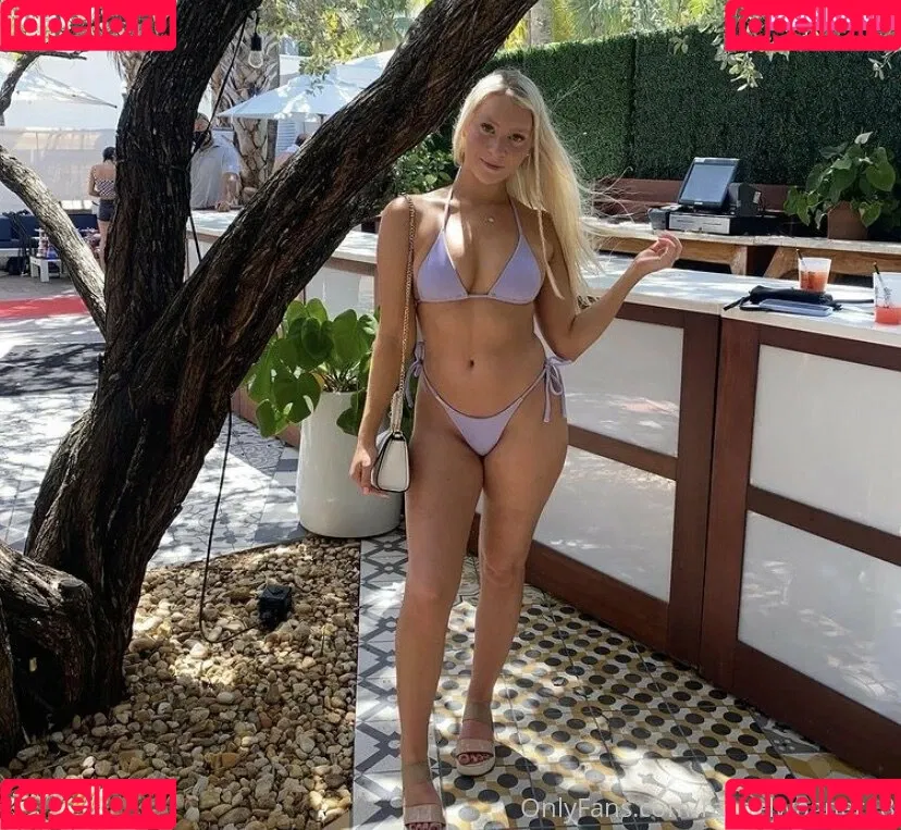 freshmanblondie18 Onlyfans Photo Gallery 