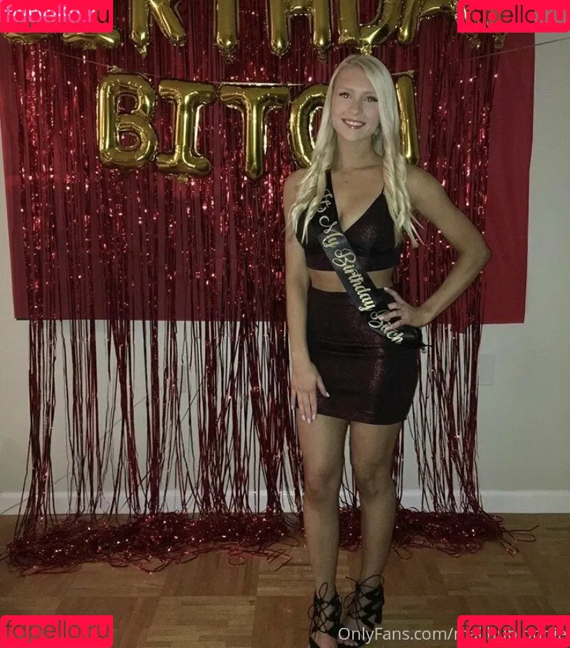 freshmanblondie18 Onlyfans Photo Gallery 