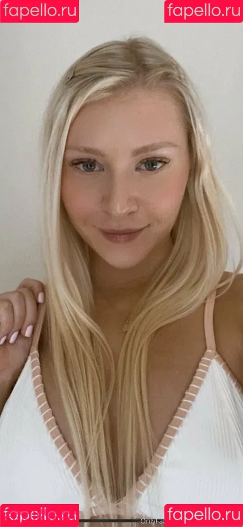 freshmanblondie18 Onlyfans Photo Gallery 