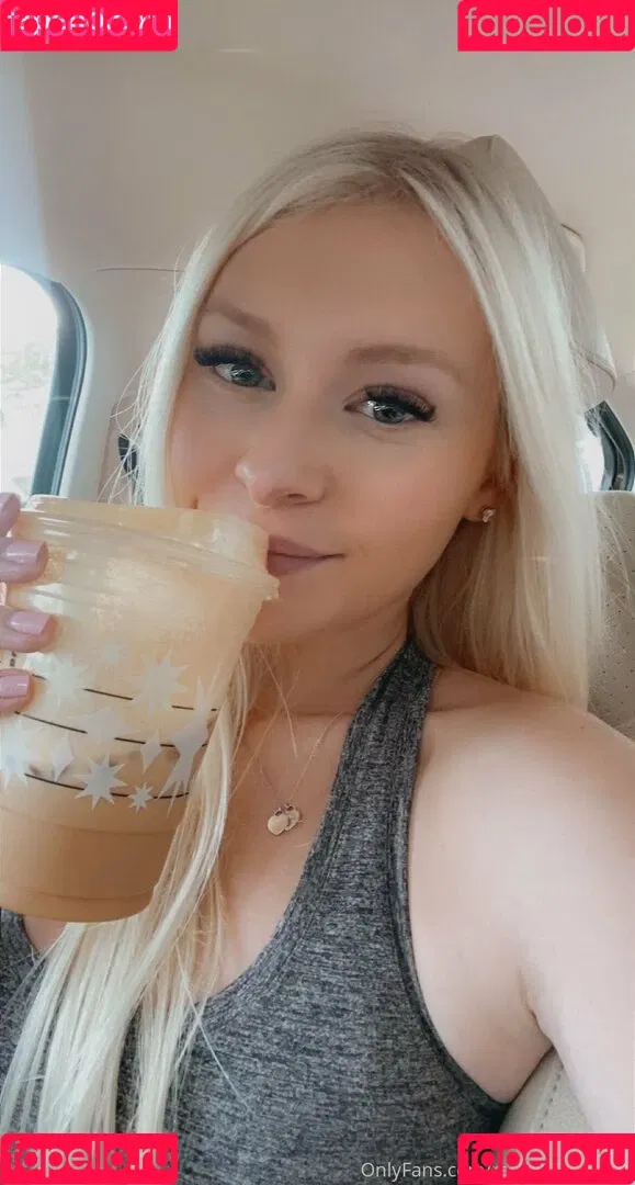 freshmanblondie18 Onlyfans Photo Gallery 
