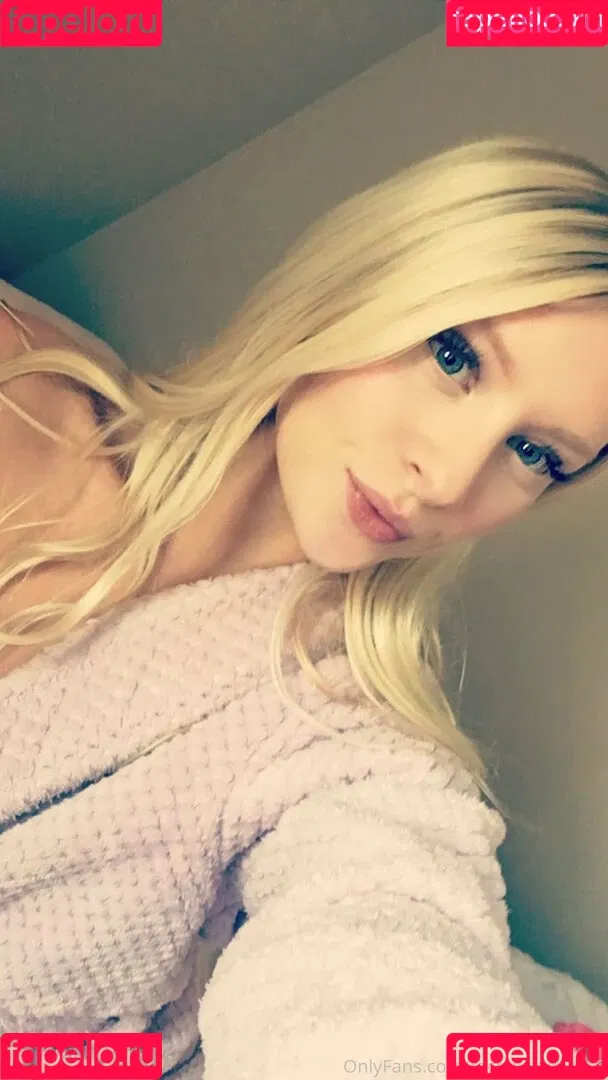 freshmanblondie18 Onlyfans Photo Gallery 