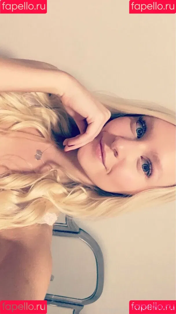 freshmanblondie18 Onlyfans Photo Gallery 