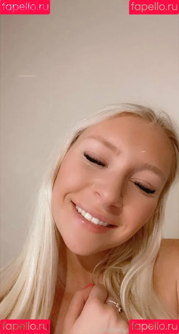 freshmanblondie18 Onlyfans Photo Gallery 