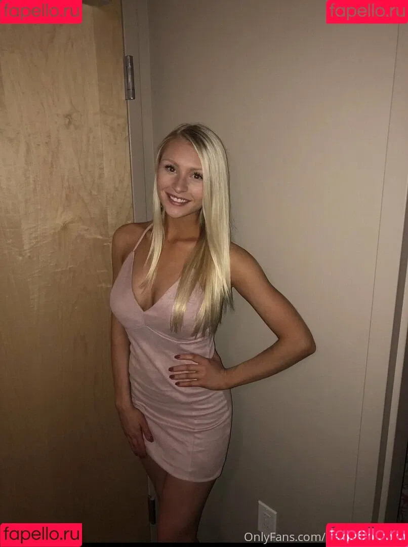 freshmanblondie18 Onlyfans Photo Gallery 