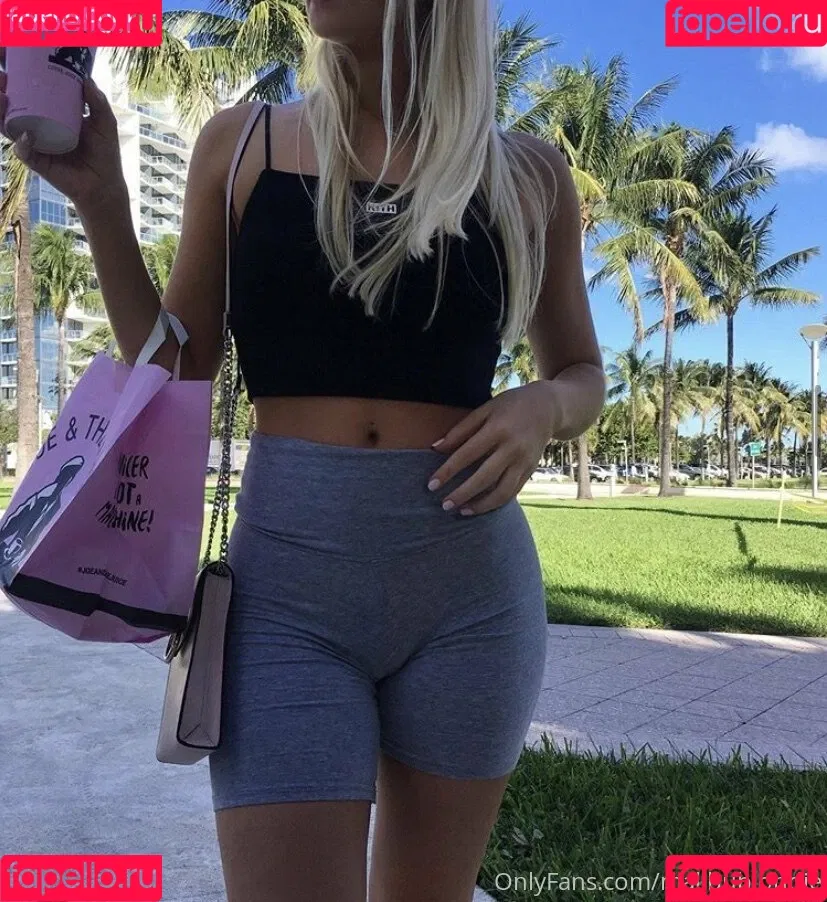 freshmanblondie18 Onlyfans Photo Gallery 