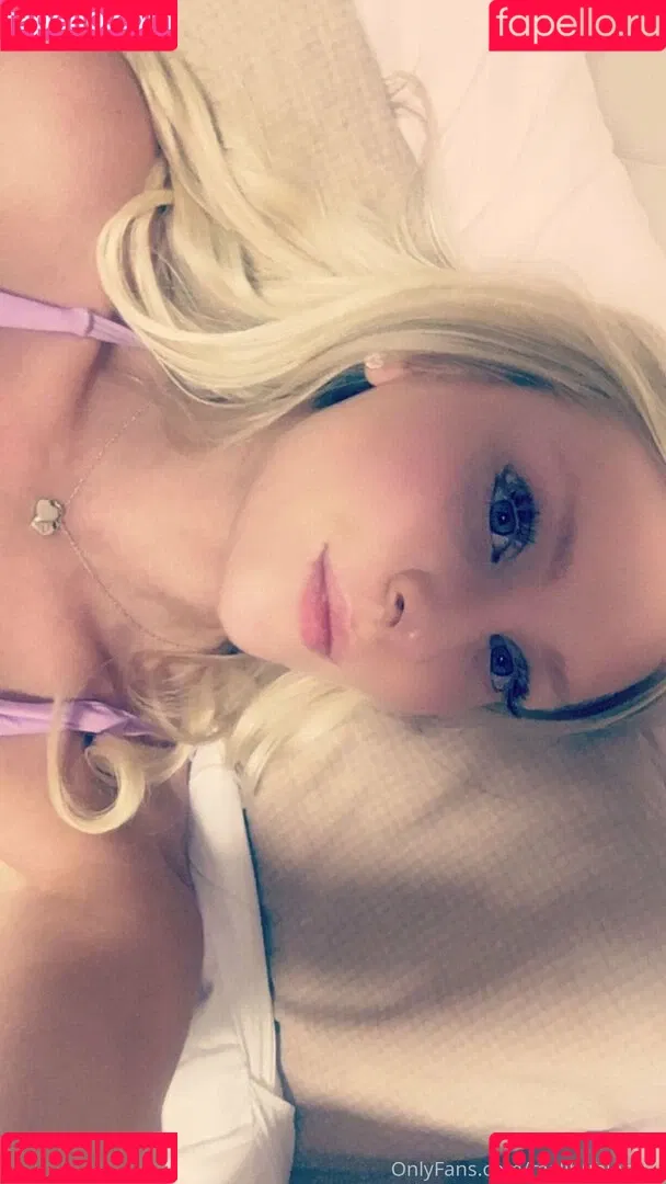 freshmanblondie18 Onlyfans Photo Gallery 