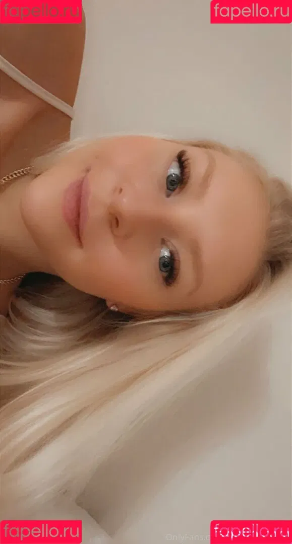 freshmanblondie18 Onlyfans Photo Gallery 