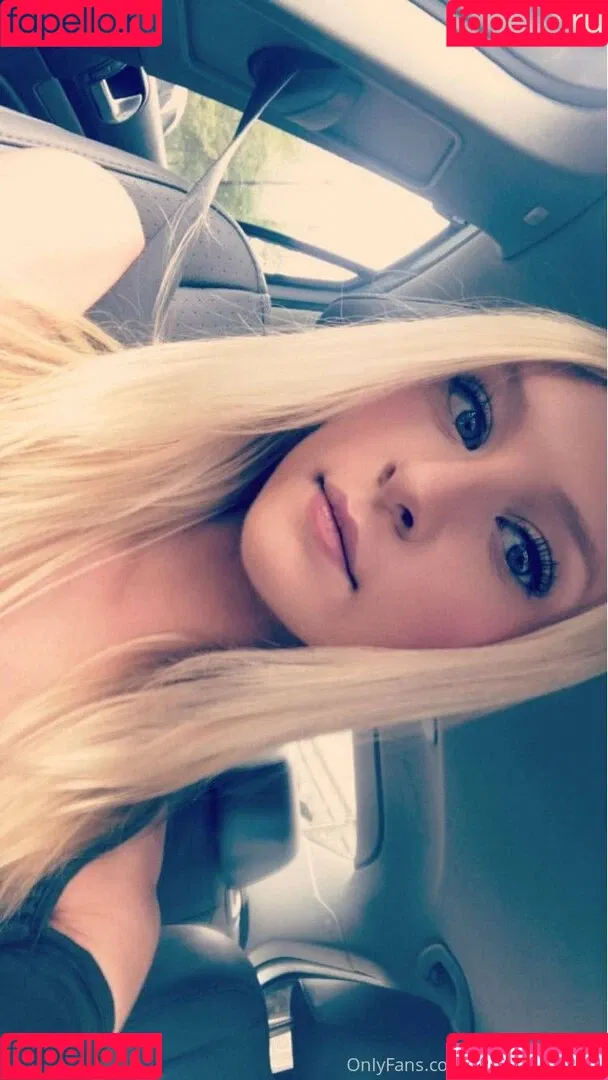 freshmanblondie18 Onlyfans Photo Gallery 