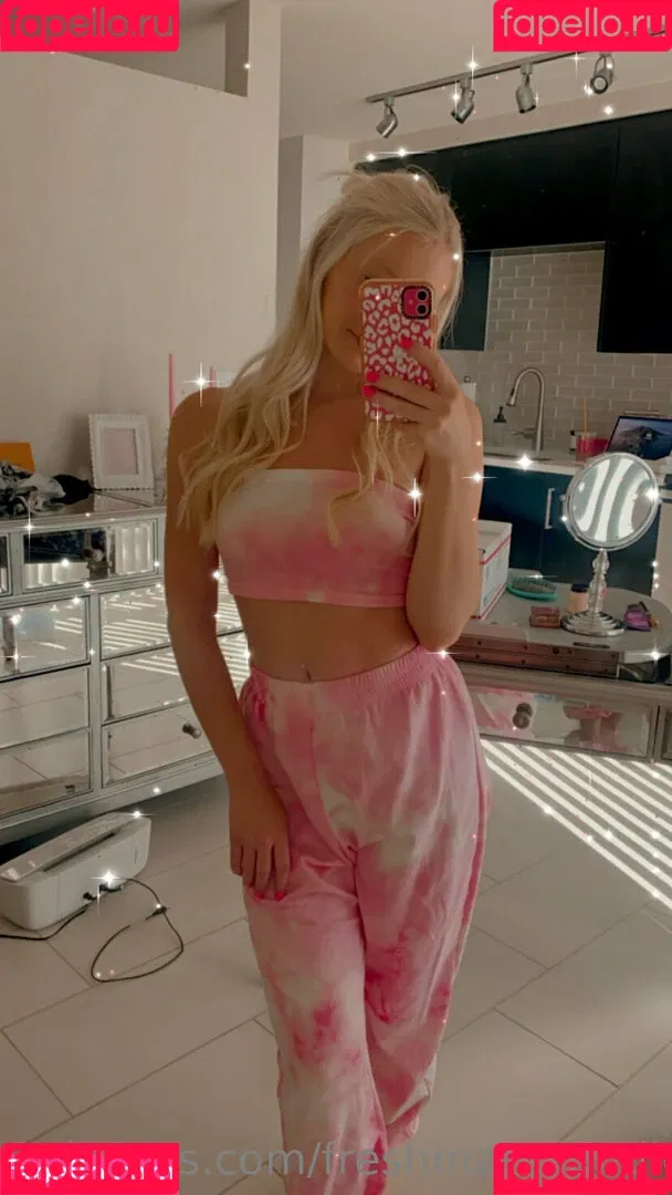 freshmanblondie18 Onlyfans Photo Gallery 