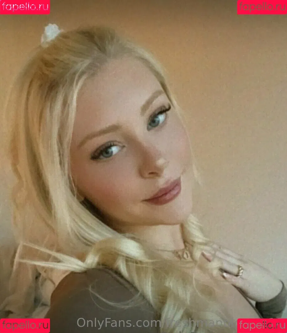 freshmanblondie18 Onlyfans Photo Gallery 