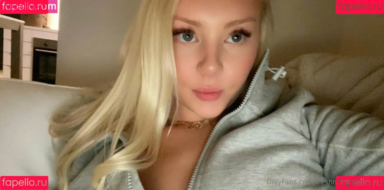 freshmanblondie18 Onlyfans Photo Gallery 