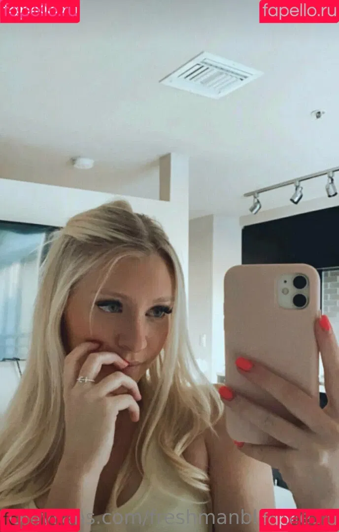freshmanblondie18 Onlyfans Photo Gallery 
