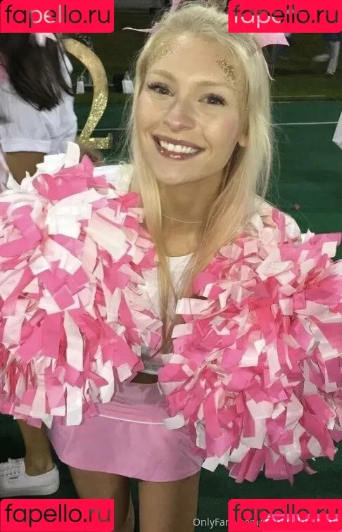 freshmanblondie18 Onlyfans Photo Gallery 