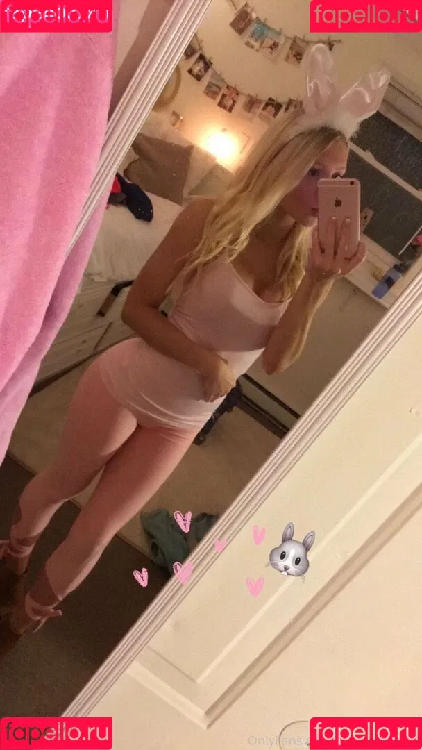 freshmanblondie18 Onlyfans Photo Gallery 