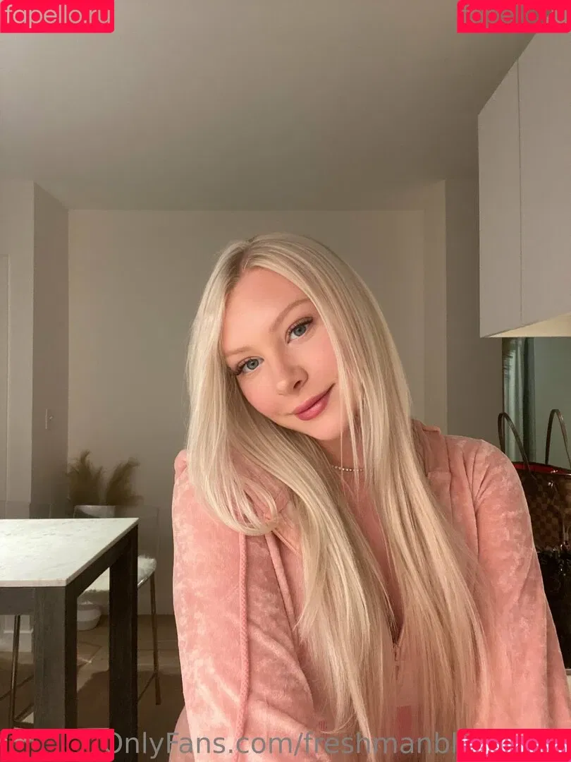 freshmanblondie18 Onlyfans Photo Gallery 