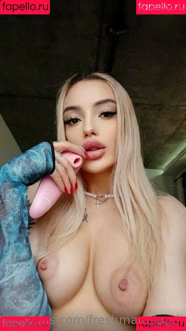 freshmanblondie18 Onlyfans Photo Gallery 