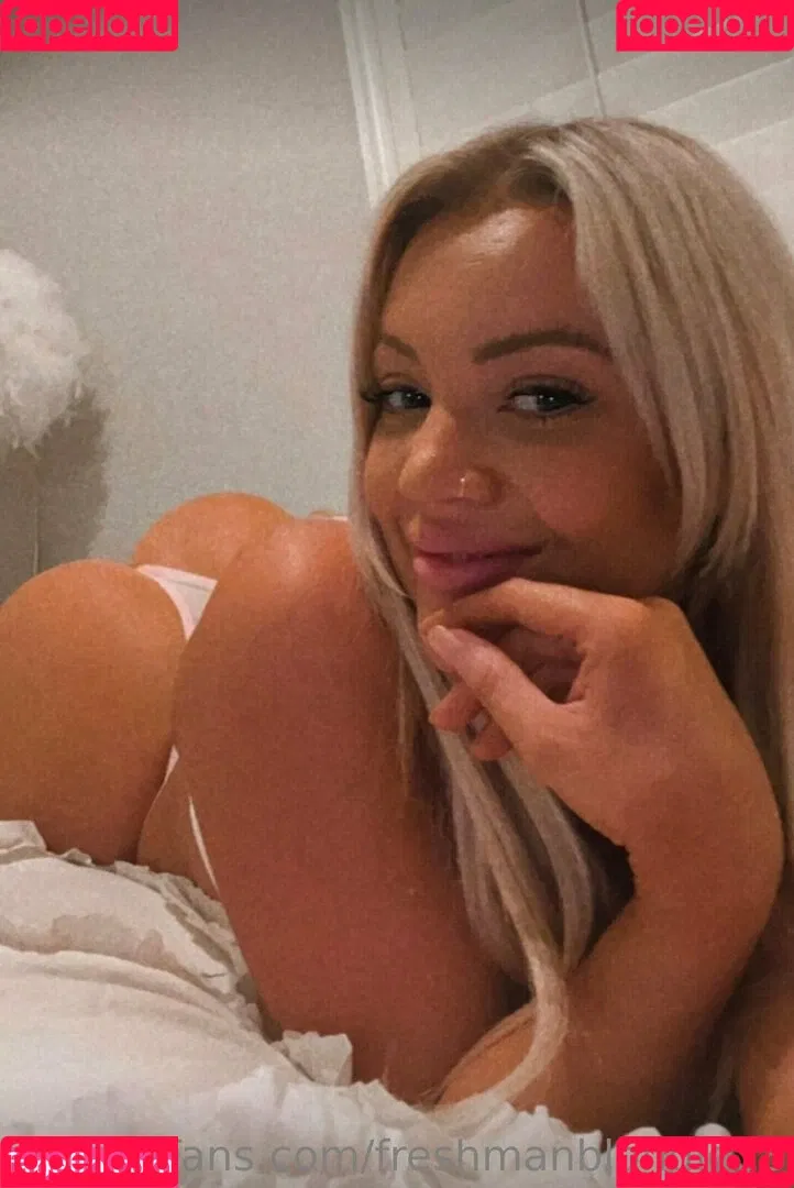 freshmanblondie18 Onlyfans Photo Gallery 