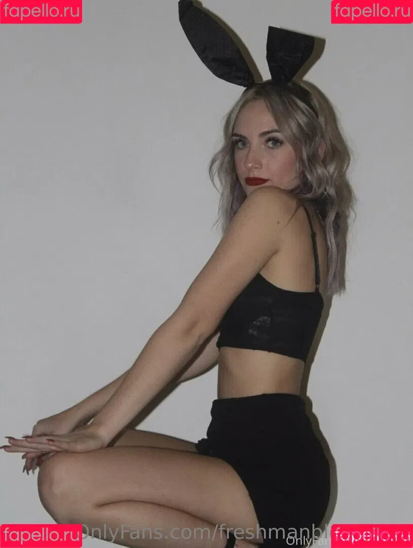 freshmanblondie18 Onlyfans Photo Gallery 