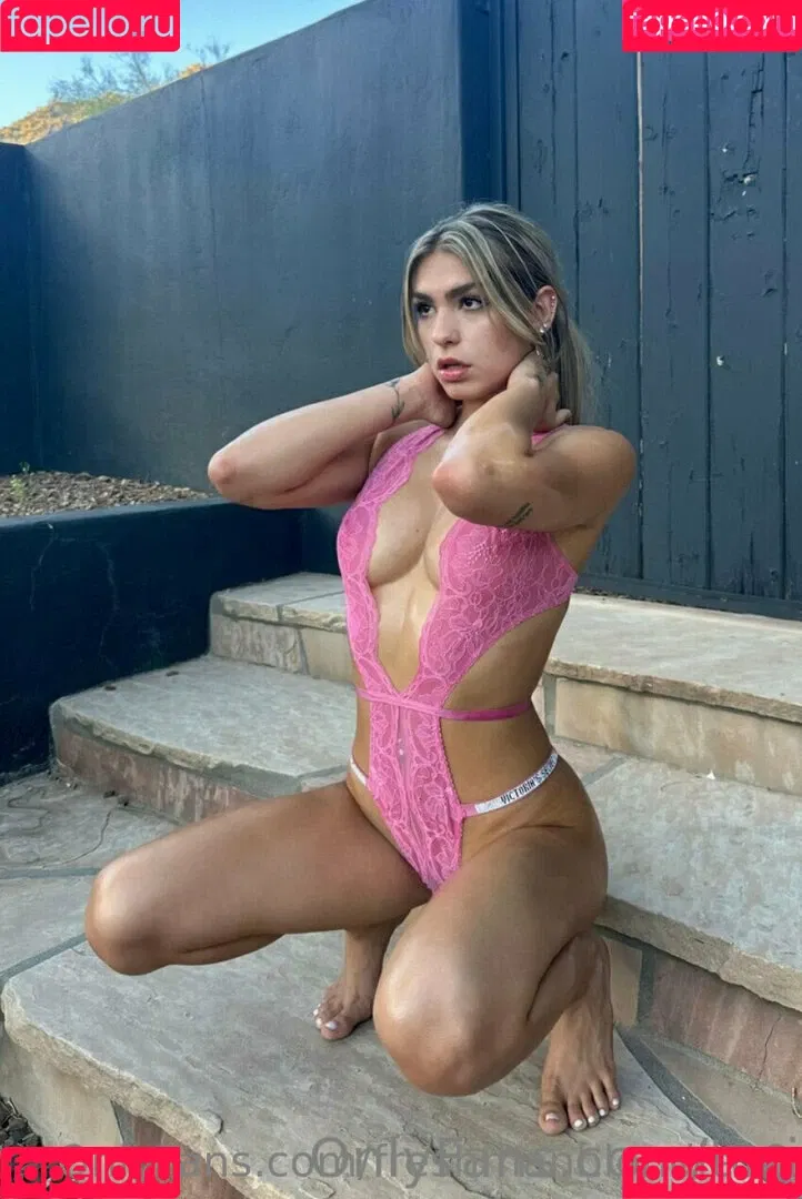 freshmanblondie18 Onlyfans Photo Gallery 