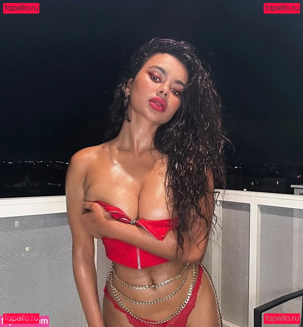 Numi Zarah Onlyfans Photo Gallery 