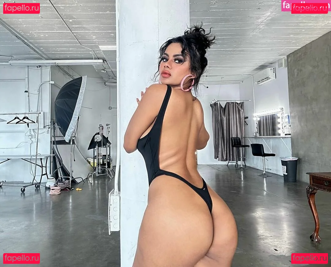 Numi Zarah Onlyfans Photo Gallery 