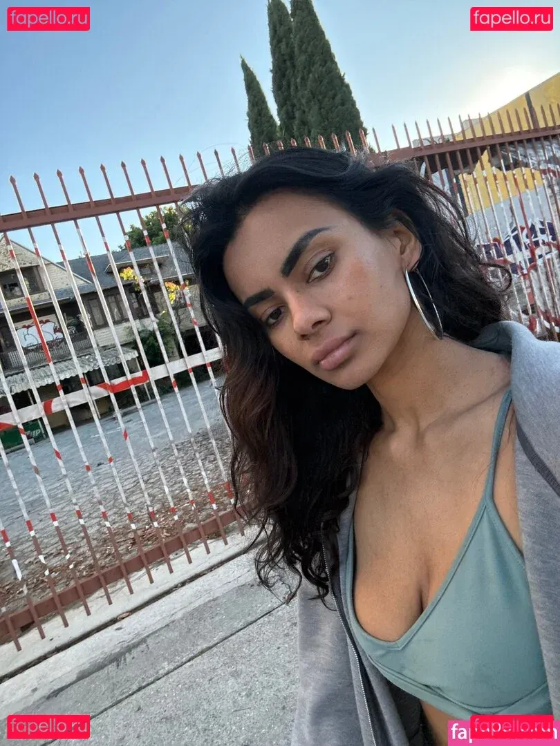 Numi Zarah Onlyfans Photo Gallery 