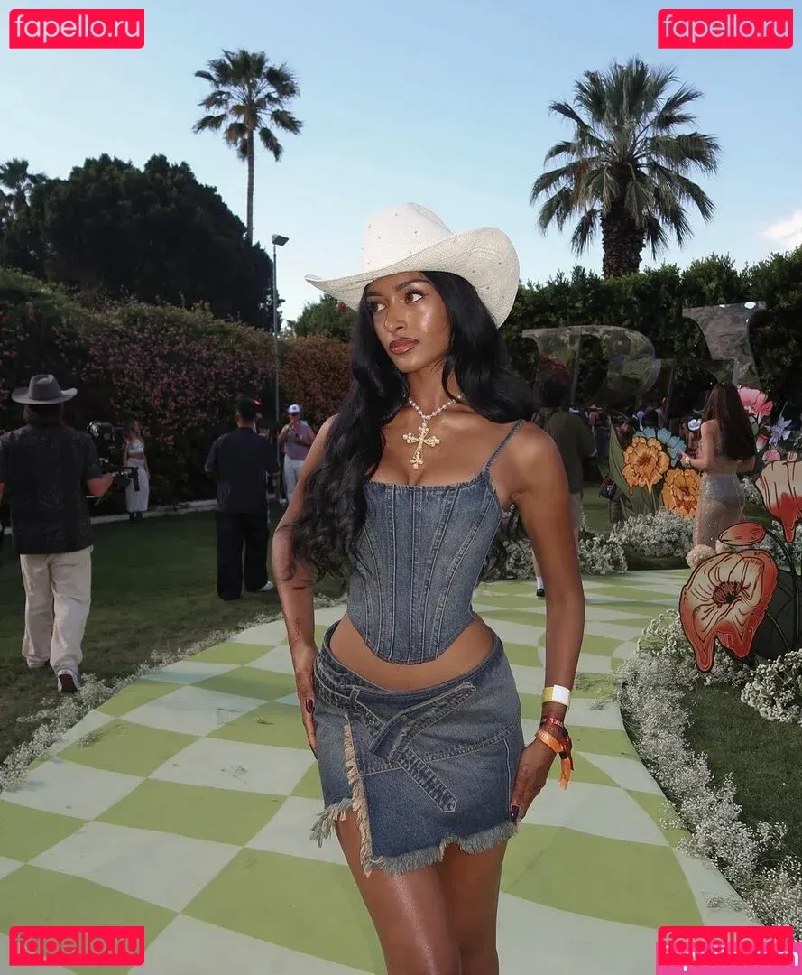 Kaaviya Sambasivam Onlyfans Photo Gallery 