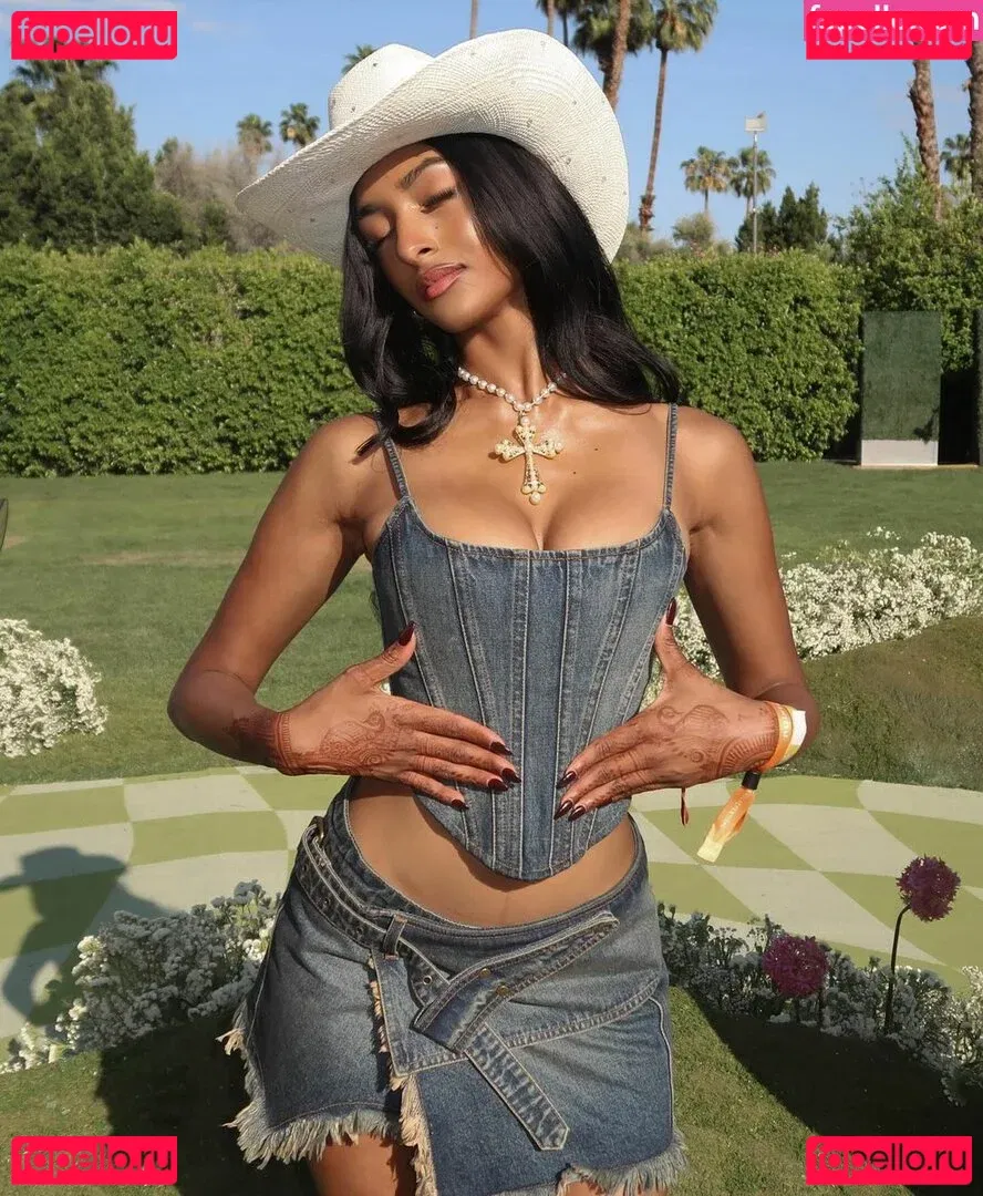 Kaaviya Sambasivam Onlyfans Photo Gallery 