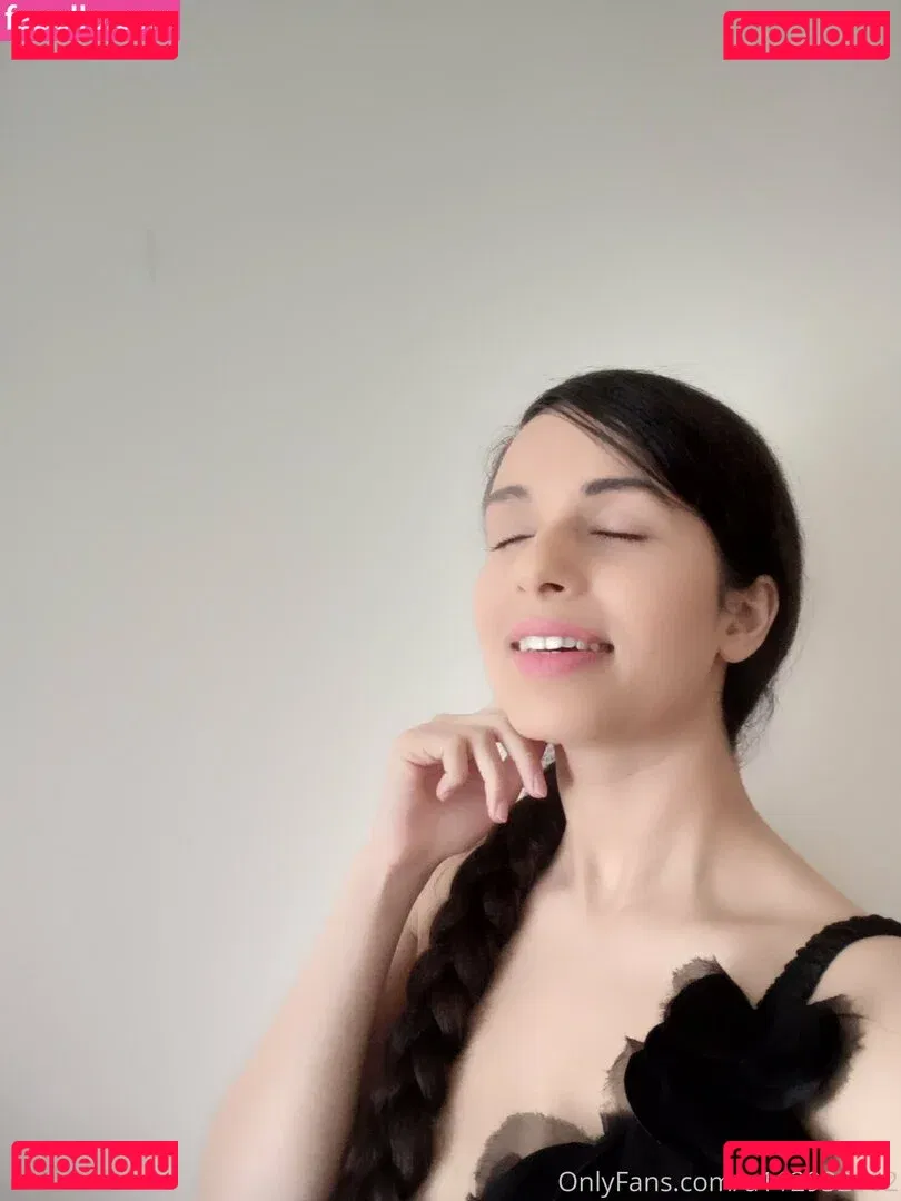 Mirabella Estella Onlyfans Photo Gallery 