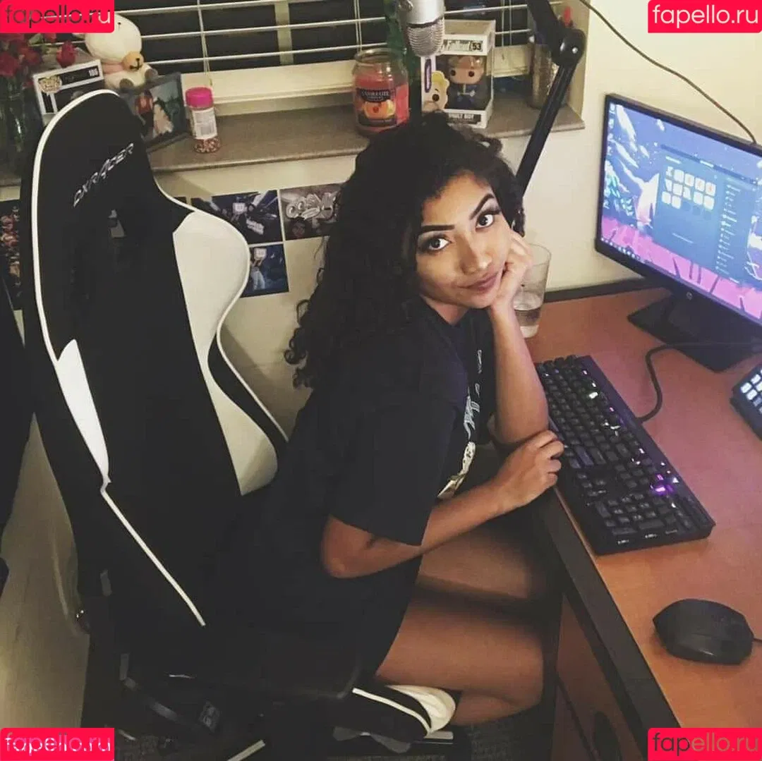 krystalogy Onlyfans Photo Gallery 