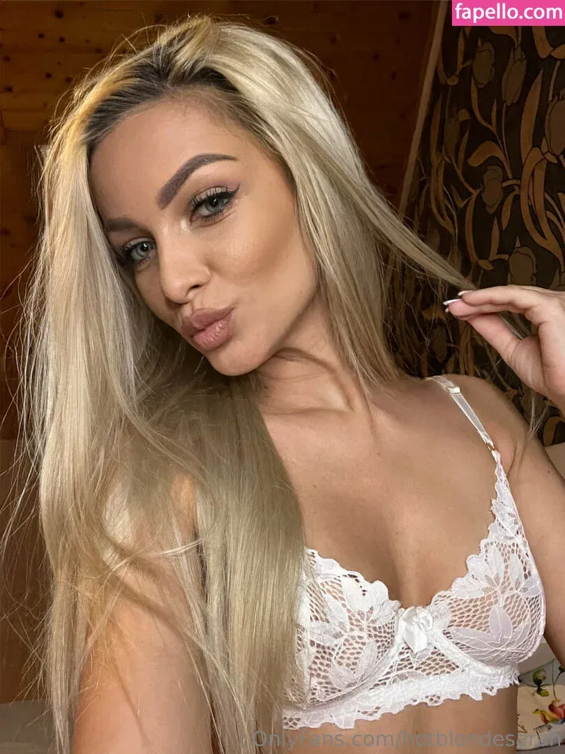 hotblondesarah Onlyfans Photo Gallery 