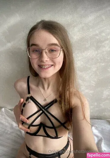 hotblondesarah Onlyfans Photo Gallery 