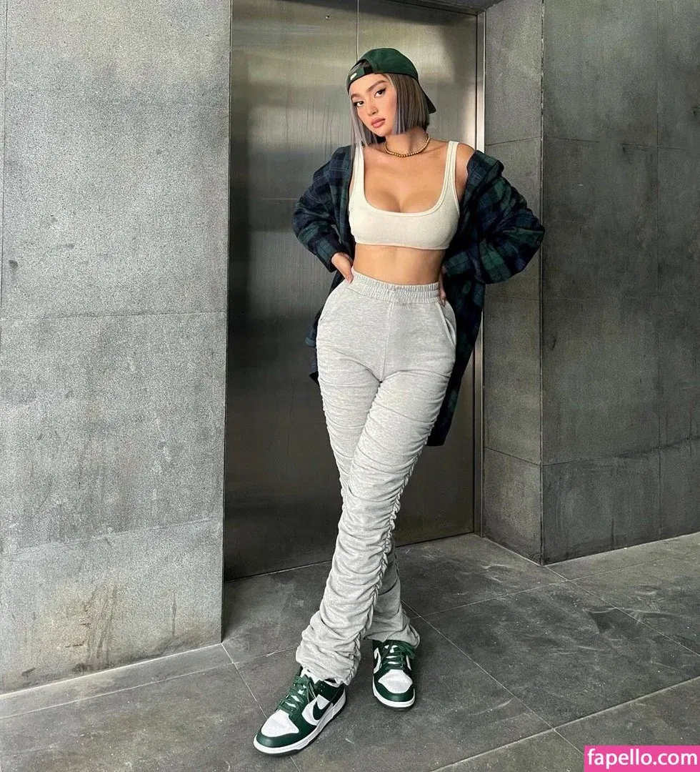 nikahigashionna Onlyfans Photo Gallery 