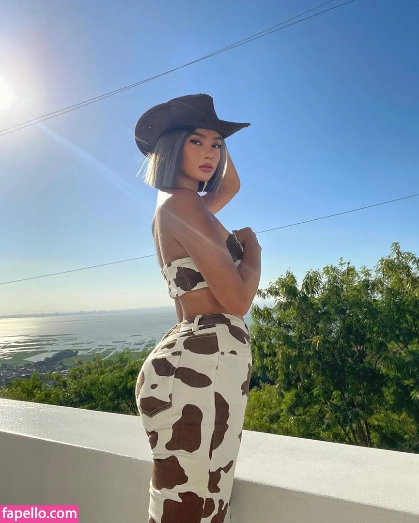 nikahigashionna Onlyfans Photo Gallery 