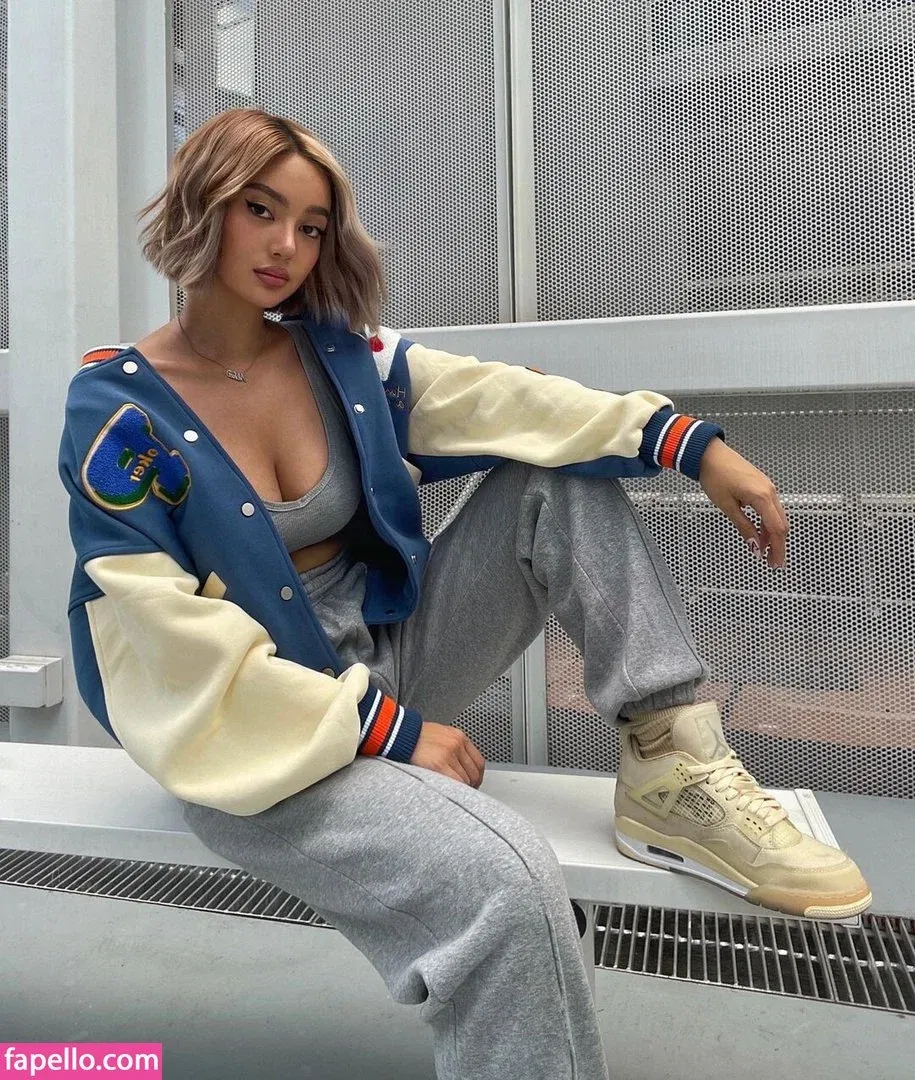 nikahigashionna Onlyfans Photo Gallery 