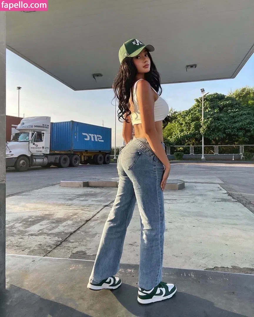 nikahigashionna Onlyfans Photo Gallery 