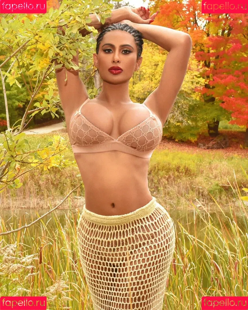 Amelia Maltepe Onlyfans Photo Gallery 