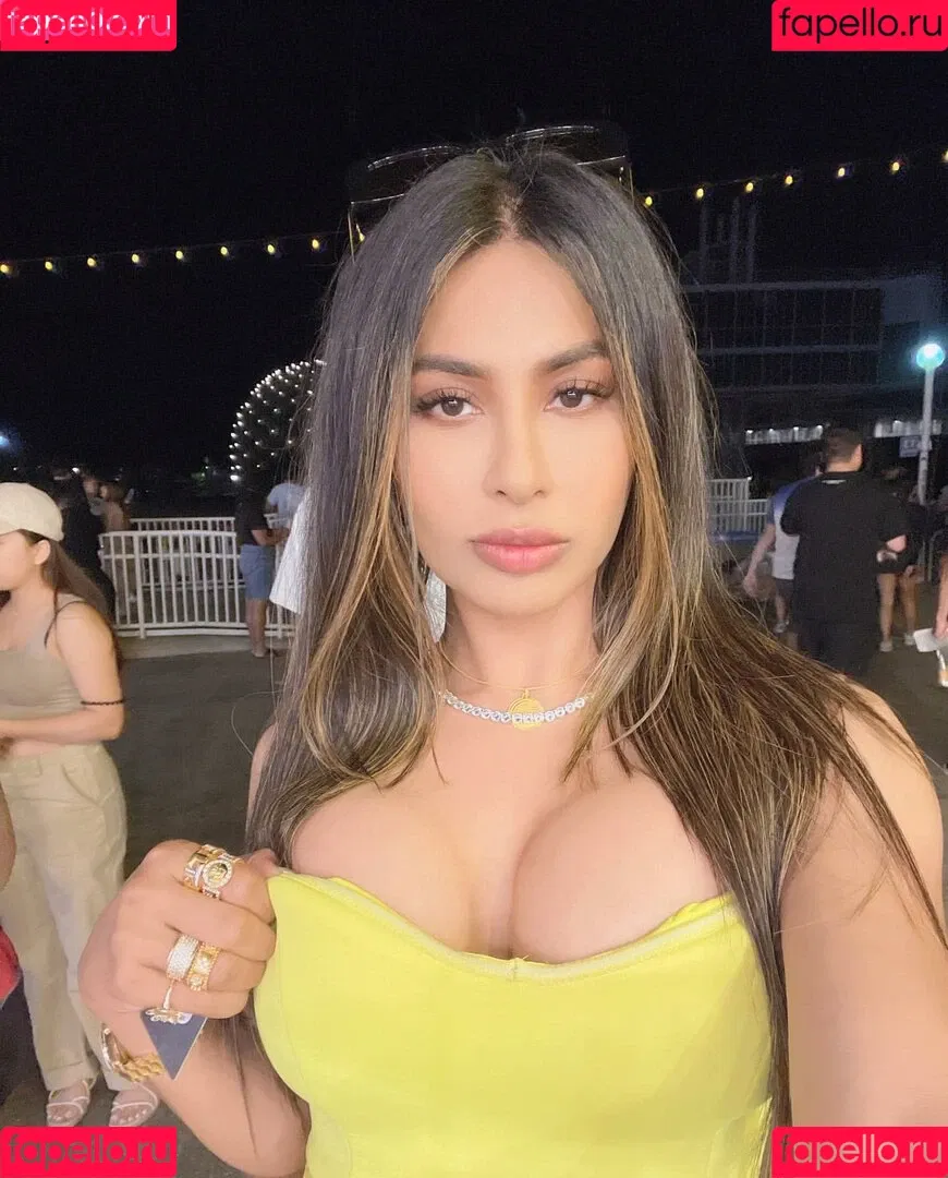 Amelia Maltepe Onlyfans Photo Gallery 