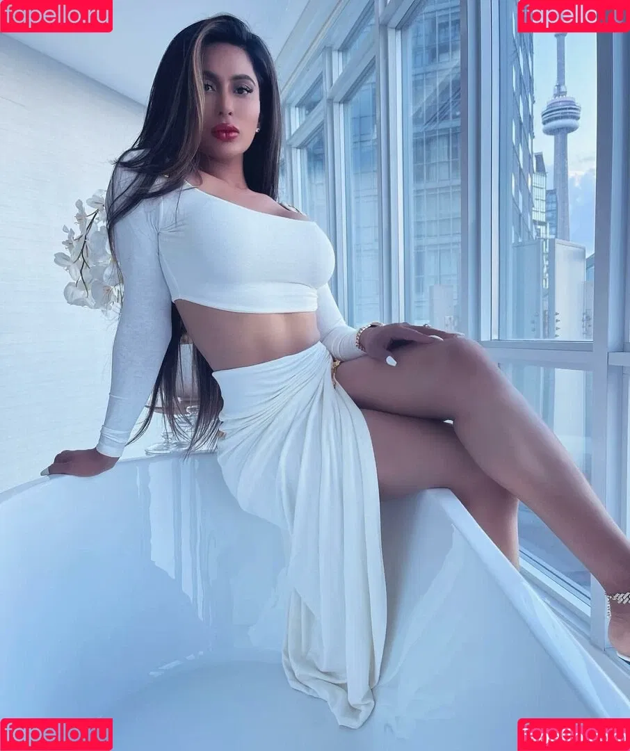 Amelia Maltepe Onlyfans Photo Gallery 