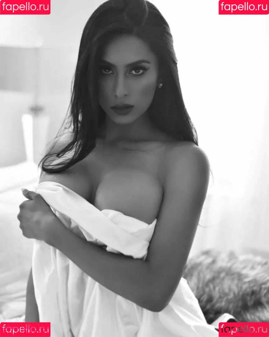 Amelia Maltepe Onlyfans Photo Gallery 