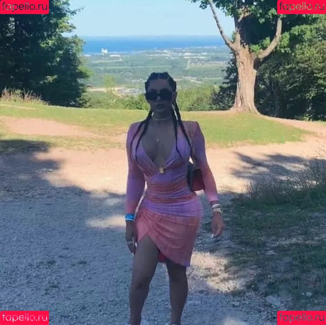 Amelia Maltepe Onlyfans Photo Gallery 