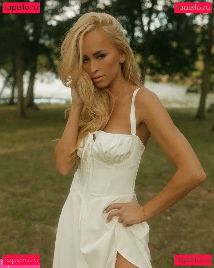 Danielle Moinet Onlyfans Photo Gallery 