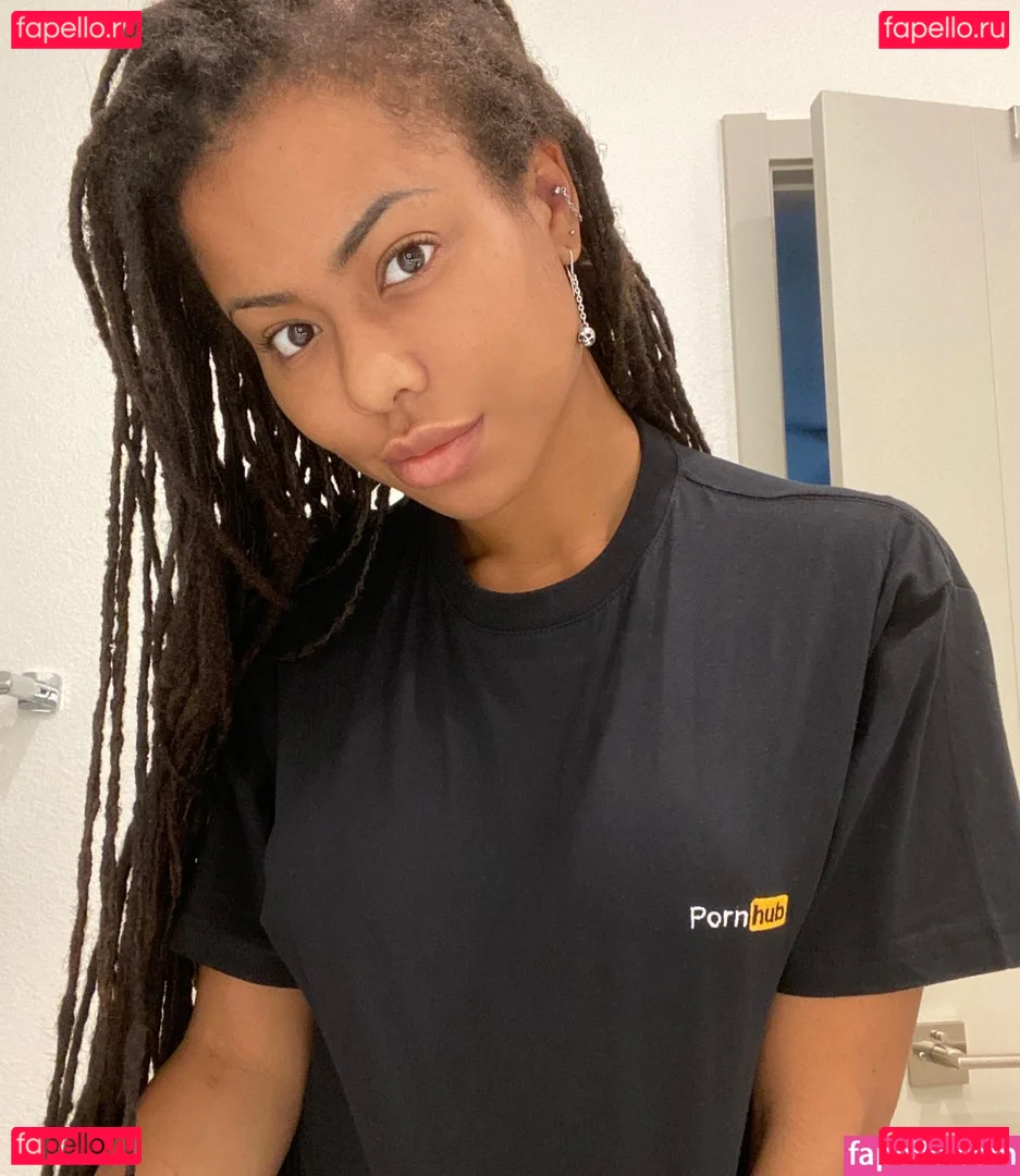 Kira Noir Onlyfans Photo Gallery 