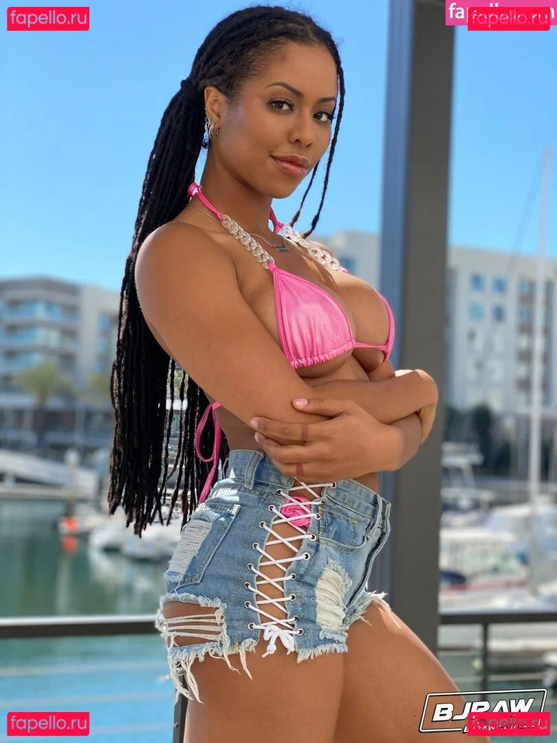 Kira Noir Onlyfans Photo Gallery 